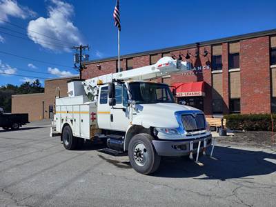 International DuraStar 4400 Boom / Bucket Truck