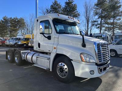 Freightliner Cascadia 125 Day Cab Truck - Detroit 410HP, 10 Speed Manual