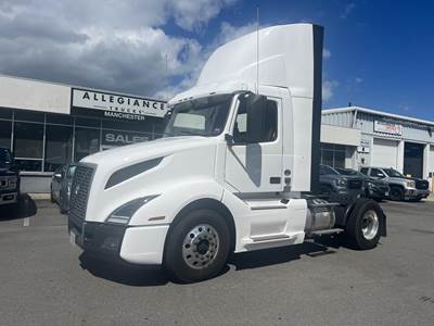 Volvo VNL42T300 Single Axle Day Cab Truck - 405HP, Automatic