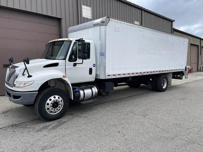 International DuraStar 4300 Box Truck - 240HP, 6 Speed Automatic
