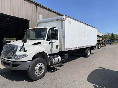 International DuraStar 4300 Box Truck - 240HP, 6 Speed Automatic