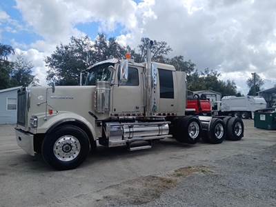 Western Star 4900EX Tri Axle Sleeper Semi Truck - Detroit