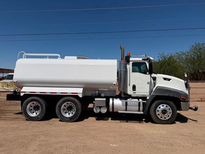 2013 Caterpillar CT660S Water Truck 4000 gallons new steel tank!