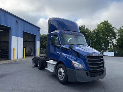 Freightliner Cascadia 116 Day Cab Truck - Detroit 410HP, 12 Speed Dt12 Amt
