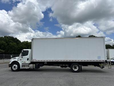 Freightliner M2 106 26 ft Box Truck - 370HP, Automatic, Roll up Door