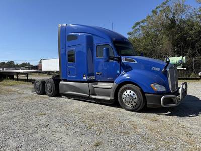 Kenworth T680 Sleeper Semi Truck - Flat Top Sleeper, Paccar 405HP, Automatic