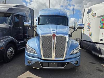 Kenworth T680 Sleeper Semi Truck - Flat Top Sleeper, Paccar 405HP, Automatic