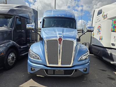 Kenworth T680 Sleeper Semi Truck - Flat Top Sleeper, Paccar 405HP, Automatic