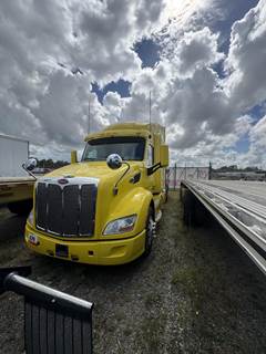 Peterbilt 579 Sleeper Semi Truck - Raised Roof Sleeper, Paccar 510HP, Automatic