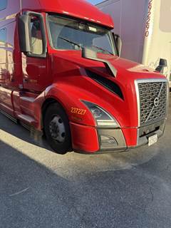 Volvo VNL64T760 Sleeper Semi Truck - 70" Raised Roof Sleeper, D13 425HP, 12 Speed I Shift Amt
