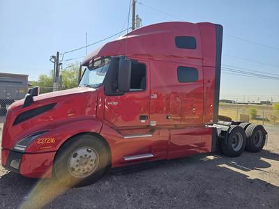 Volvo VNL64T760 Sleeper Semi Truck - 70" Raised Roof Sleeper, D13 425HP, 12 Speed I Shift Amt