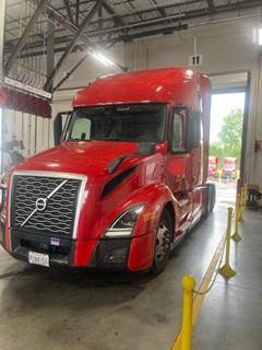 Volvo VNL64T760 Sleeper Semi Truck - 70" Raised Roof Sleeper, D13 425HP, 12 Speed I Shift Amt