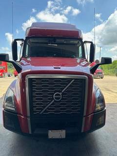 Volvo VNL64T760 Sleeper Semi Truck - 70" Raised Roof Sleeper, D13 425HP, 12 Speed I Shift Amt