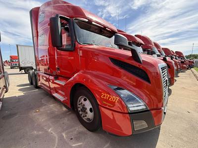 Volvo VNL64T760 Sleeper Semi Truck - 70" Raised Roof Sleeper, D13 425HP, 12 Speed I Shift Amt