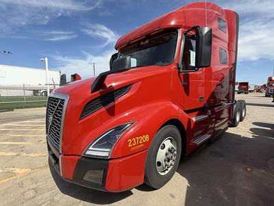 Volvo VNL64T760 Sleeper Semi Truck - 70" Raised Roof Sleeper, D13 425HP, 12 Speed I Shift Amt