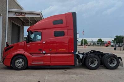 Volvo VNL64T760 Sleeper Semi Truck - 70" Raised Roof Sleeper, D13 425HP, 12 Speed I Shift Amt