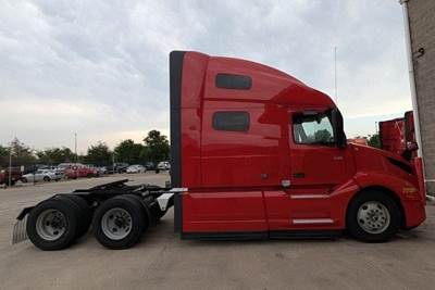 Volvo VNL64T760 Sleeper Semi Truck - 70" Raised Roof Sleeper, D13 425HP, 12 Speed I Shift Amt