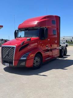 Volvo VNL64T760 Sleeper Semi Truck - 70" Raised Roof Sleeper, D13 425HP, 12 Speed I Shift Amt