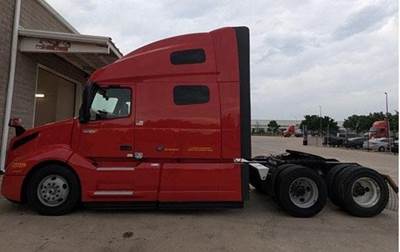 Volvo VNL64T760 Sleeper Semi Truck - 70" Raised Roof Sleeper, D13 425HP, 12 Speed I Shift Amt
