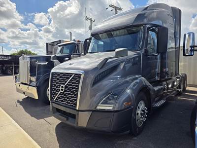 Volvo VNL64T760 Sleeper Semi Truck - 61" Mid Roof Sleeper, D13 425HP, 12 Speed I Shift Automatic