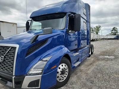 Volvo VNL64T860 Sleeper Semi Truck - 77" Raised Roof Sleeper, D13 425HP, 12 Speed I Shift Amt
