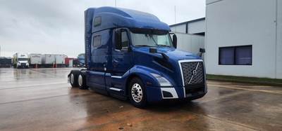 Volvo VNL64T860 Sleeper Semi Truck - Raised Roof Sleeper, D13 425HP, 12 Speed I Shift Amt