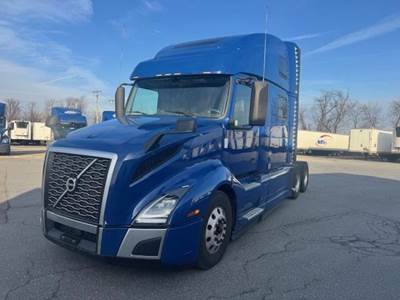 Volvo VNL64T860 Sleeper Semi Truck - Raised Roof Sleeper, D13 425HP, 12 Speed I Shift Amt