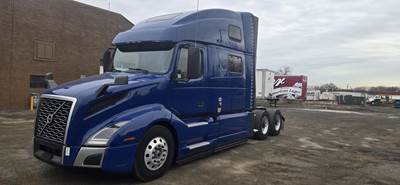 Volvo VNL64T860 Sleeper Semi Truck - Raised Roof Sleeper, D13 425HP, 12 Speed I Shift Amt