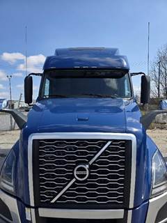 Volvo VNL64T860 Sleeper Semi Truck - Raised Roof Sleeper, D13 425HP, 12 Speed I Shift Amt