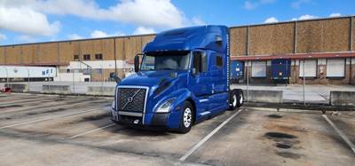Volvo VNL64T860 Sleeper Semi Truck - Raised Roof Sleeper, D13 425HP, 12 Speed I Shift Amt