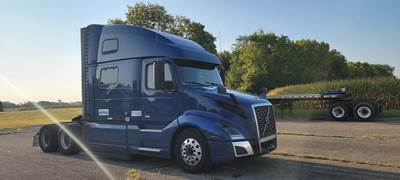 Volvo VNL64T860 Sleeper Semi Truck - Raised Roof Sleeper, D13 425HP, 12 Speed I Shift Amt