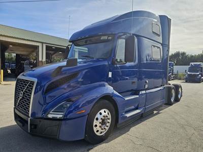 Volvo VNL64T860 Sleeper Semi Truck - 77" Raised Roof Sleeper, D13 425HP, 12 Speed I Shift Amt