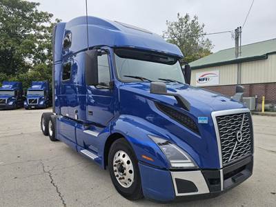 Volvo VNL64T860 Sleeper Semi Truck - 77" Raised Roof Sleeper, D13 425HP, 12 Speed I Shift Amt