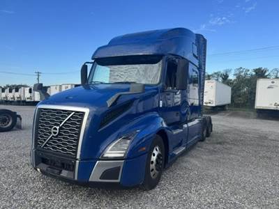 Volvo VNL64T860 Sleeper Semi Truck - 77" Raised Roof Sleeper, D13 425HP, 12 Speed I Shift Amt