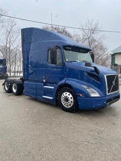 Volvo VNR64T640 Sleeper Semi Truck - 61" Mid Roof Sleeper, D13 425HP, 12 Speed I Shift Amt
