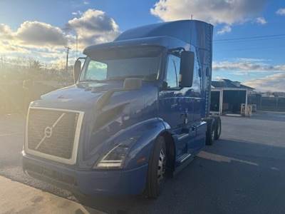Volvo VNR64T640 Sleeper Semi Truck - 61" Mid Roof Sleeper, D13 405HP, 12 Speed I Shift Amt