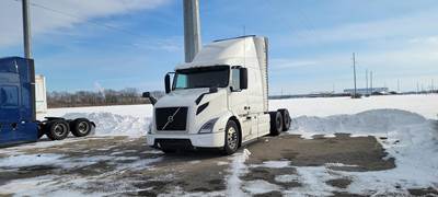 Volvo VNR64T640 Sleeper Semi Truck - 61" Mid Roof Sleeper, D13 425HP, 12 Speed I Shift Amt