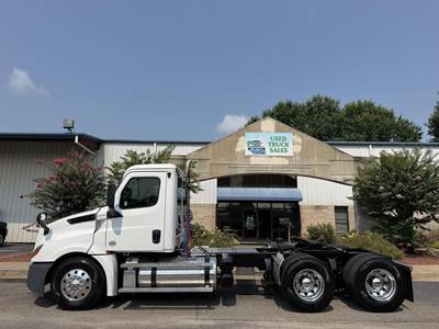 Freightliner Cascadia 126 Day Cab Truck - Detroit 505HP, 12 Speed Dt12 Amt