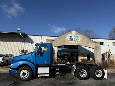 Freightliner Columbia 120 Day Cab Truck - Detroit 470HP, 10 Speed Manual