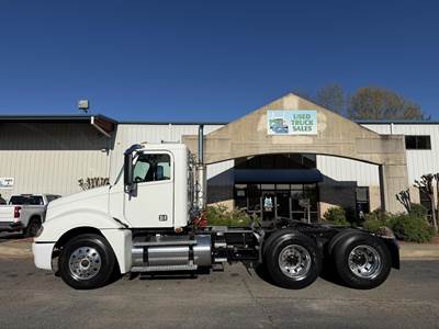 Freightliner Columbia 120 Day Cab Truck - Detroit 500HP, 10 Speed Manual