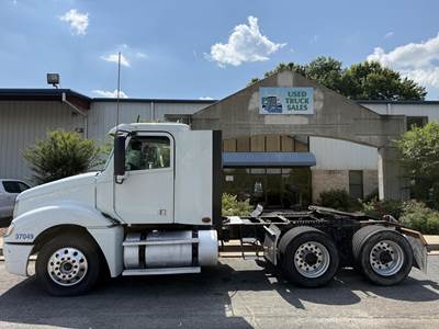 Freightliner Columbia 120 Day Cab Truck - Detroit 500HP, 10 Speed Manual