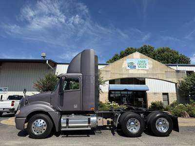 Freightliner Columbia 120 Day Cab Truck - Detroit 500HP, 10 Speed Manual
