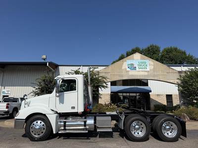 Freightliner Columbia 120 Day Cab Truck - Detroit 500HP, 10 Speed Manual