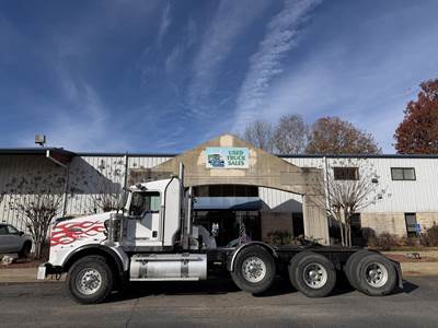 Kenworth T800 Tri Axle Day Cab Truck - Cummins 600HP, 18 Speed Manual