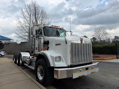 Kenworth T800 Tri Axle Day Cab Truck - Cummins 600HP, 18 Speed Manual