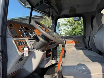Peterbilt 379 Tri Axle Day Cab Truck - Caterpillar 550HP, 18 Speed Manual