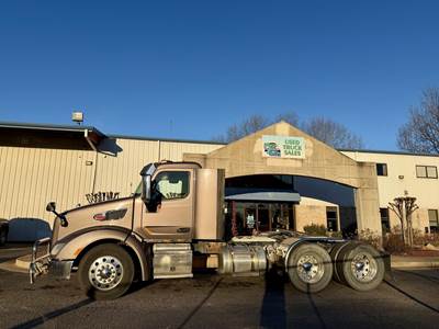 Peterbilt 579 Day Cab Truck - Detroit 500HP, 13 Speed Manual