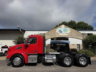 Peterbilt 579 Day Cab Truck - Detroit 500HP, 10 Speed Manual