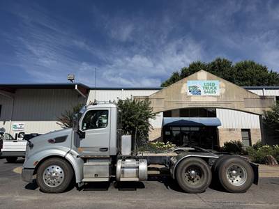 Peterbilt 579 Day Cab Truck - Detroit 500HP, 10 Speed Manual
