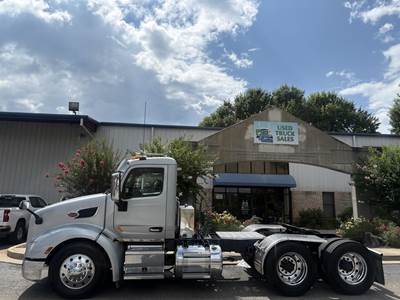 Peterbilt 579 Day Cab Truck - Detroit 500HP, 10 Speed Manual